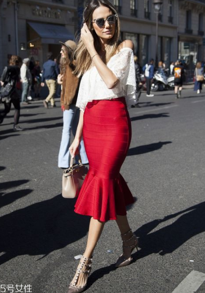 白色蕾絲上衣怎么搭配？女人味盡顯