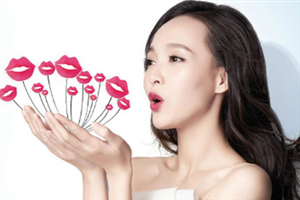 精華液和乳液哪那個先用 女生必須知道的護(hù)膚常識 精華液和乳液哪那個先用 女生必須知道的護(hù)膚常識