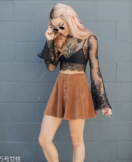 黑色蕾絲上衣怎么搭配？拒絕庸俗裝扮