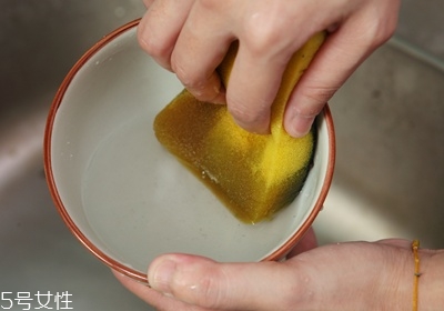 洗米水有什么用途 淘米水的作用 洗米水有什么用途 淘米水的作用