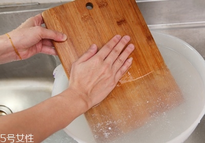 洗米水有什么用途 淘米水的作用 洗米水有什么用途 淘米水的作用