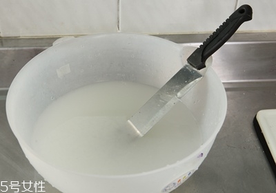 洗米水有什么用途 淘米水的作用 洗米水有什么用途 淘米水的作用