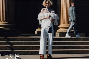 荷葉邊上衣配什么褲子？塑造浪漫小女人氣質(zhì)