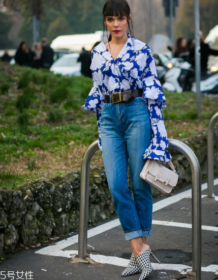 荷葉邊上衣配什么褲子？塑造浪漫小女人氣質(zhì)