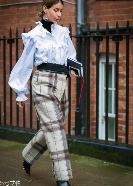 荷葉邊上衣配什么褲子？塑造浪漫小女人氣質(zhì)