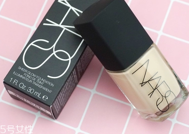 底妝用氣墊還是粉底液？日常妝通勤妝氣墊最實(shí)用