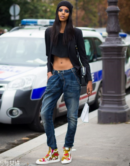 露臍上衣配什么褲子？春夏美出新高度