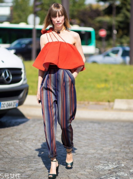 露臍上衣配什么褲子？春夏美出新高度