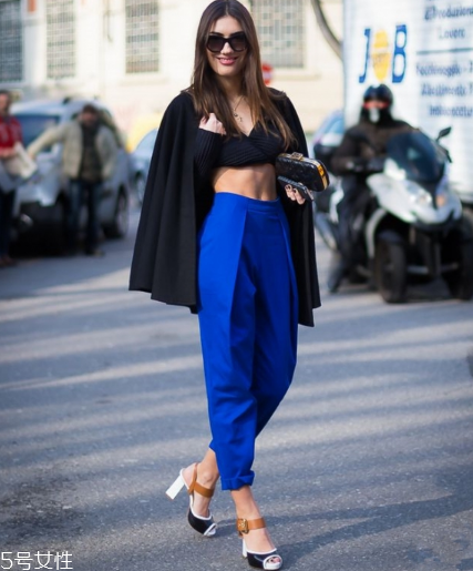 露臍上衣配什么褲子？春夏美出新高度