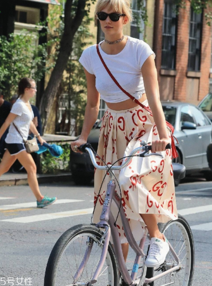 露臍上衣配什么褲子？春夏美出新高度