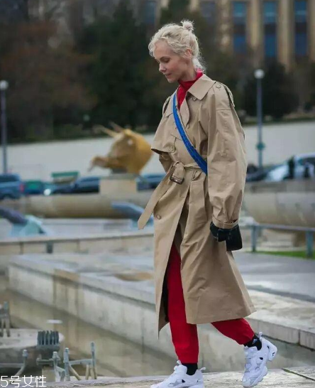 風衣可以配運動褲嗎？高級穿搭瞬間get