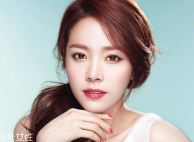 精華液和乳液哪那個先用 女生必須知道的護(hù)膚常識 精華液和乳液哪那個先用 女生必須知道的護(hù)膚常識