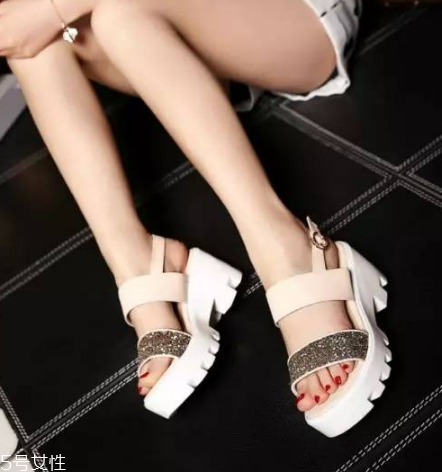 涼鞋有刮痕怎么去掉？讓涼鞋煥然一新