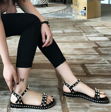 涼鞋上的黑印怎么去掉？這樣就能輕松去除