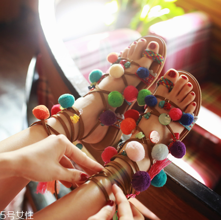 涼鞋發(fā)黃怎么變白？涼鞋發(fā)黃這樣洗