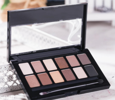 怎樣才能化妝不浮粉？眼影刷蘸濕更好用