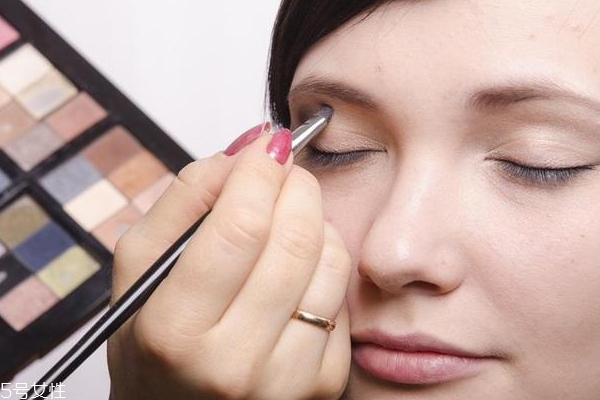 怎樣才能化妝不浮粉？眼影刷蘸濕更好用