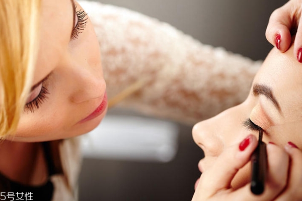 眼線粗點(diǎn)好還是細(xì)點(diǎn)好？眼線太粗容易暴露妝感