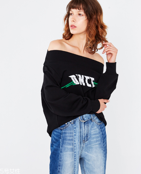 露肩上衣怎么搭配？屬于春天的小性感