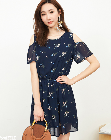 露肩上衣怎么搭配？屬于春天的小性感