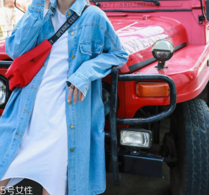 2022流行什么樣的牛仔外套？這8款最酷最百搭