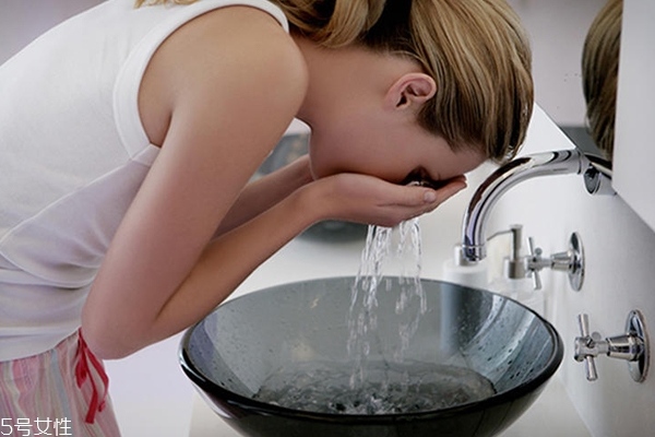 洗面奶洗后緊繃怎么回事？這6招讓你春季洗臉不拔干