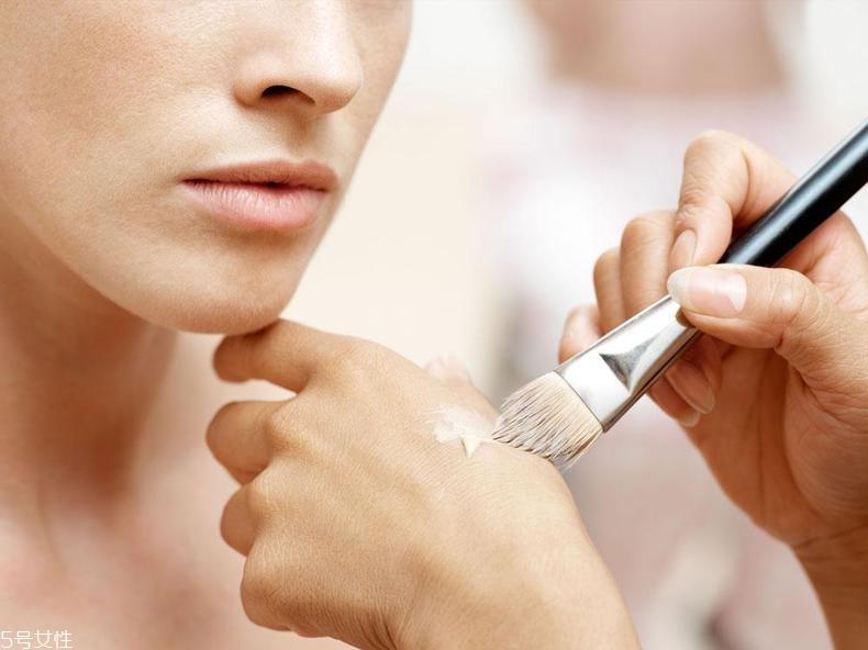 怎樣才能化妝不浮粉？眼影刷蘸濕更好用