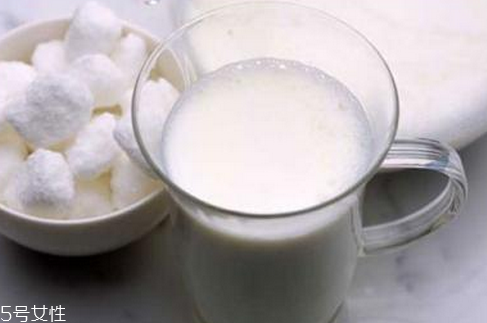 t區(qū)毛孔粗大有黑頭如何改善 牛奶加鹽可以去黑頭 t區(qū)毛孔粗大有黑頭如何改善 牛奶加鹽可以去黑頭