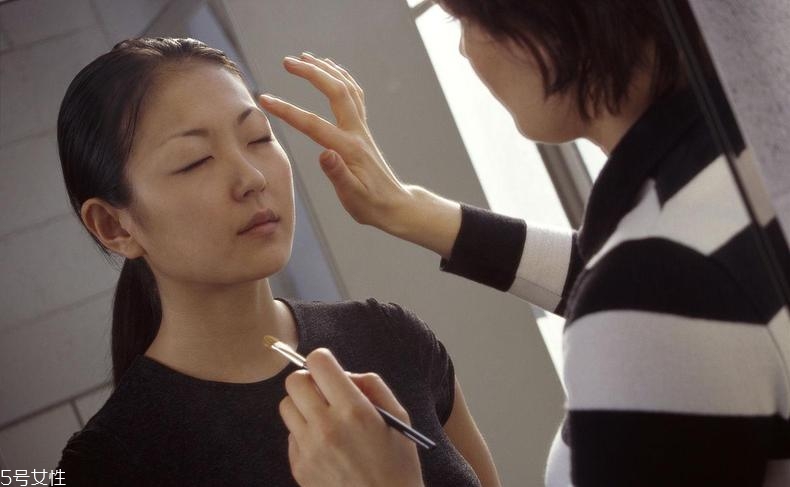 怎樣才能化妝不浮粉？眼影刷蘸濕更好用