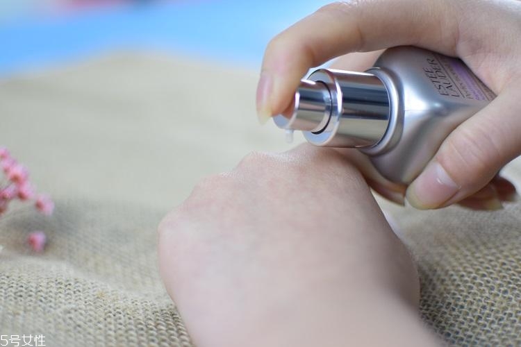 雅詩(shī)蘭黛線雕精華適合熟齡肌嗎？