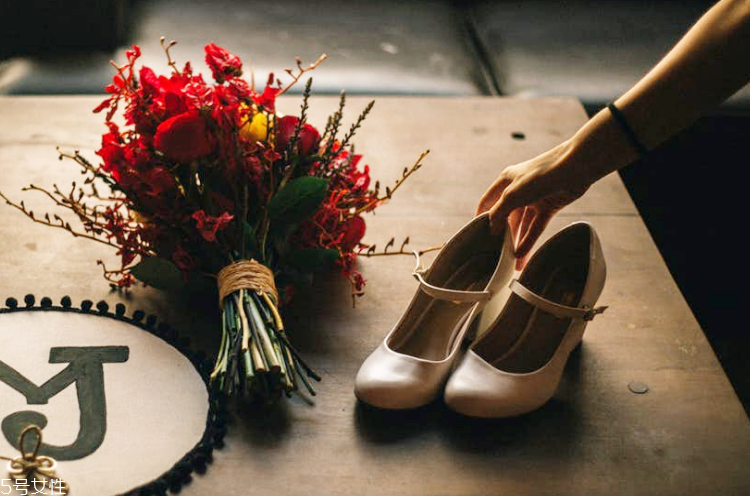 2022春夏流行穿什么中跟鞋？三種款式優(yōu)雅不累腳