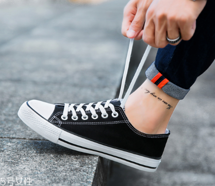 帆布鞋可以水洗嗎？帆布鞋應(yīng)該這樣洗