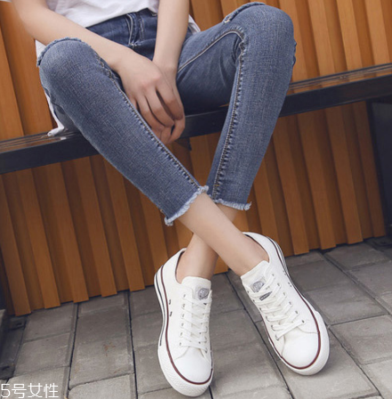 帆布鞋要穿襪子嗎？最好是穿襪子