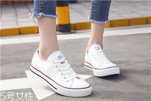 帆布鞋要穿襪子嗎？最好是穿襪子