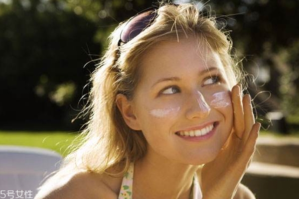 春季干皮用什么防曬霜？三款水潤(rùn)輕薄防曬霜推薦