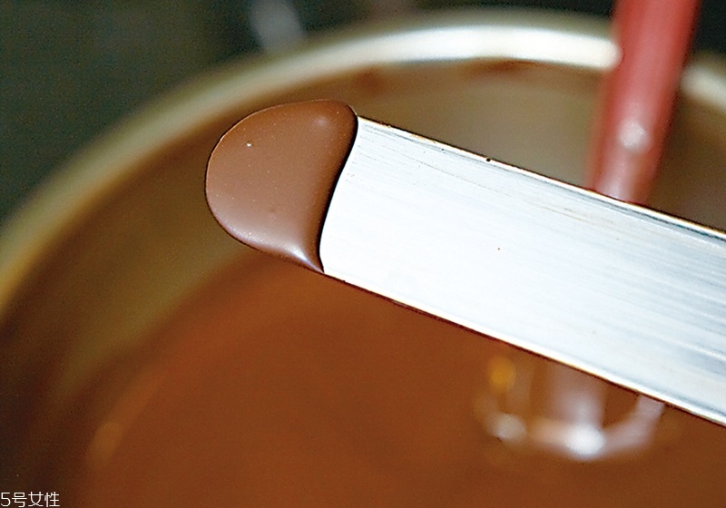 巧克力調(diào)溫方法及溫度解析 巧克力調(diào)溫方法及溫度解析