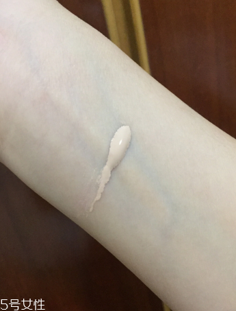 迪奧花蜜010粉底好用嗎？白得十分自然