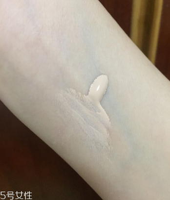 迪奧花蜜010粉底好用嗎？白得十分自然