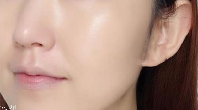 粉底試色怎么試？試用色號至少三種