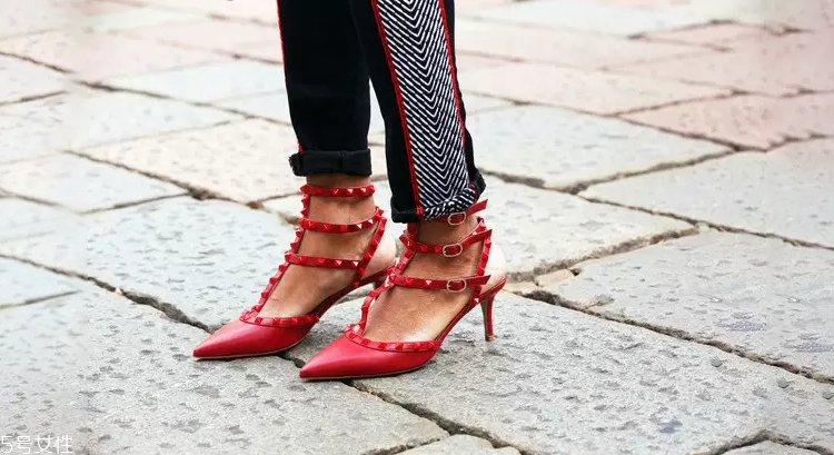 2022春夏流行穿什么中跟鞋？三種款式優(yōu)雅不累腳