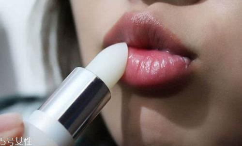 潤(rùn)唇膏能用來(lái)卸妝嗎？卸不干凈傷害皮膚