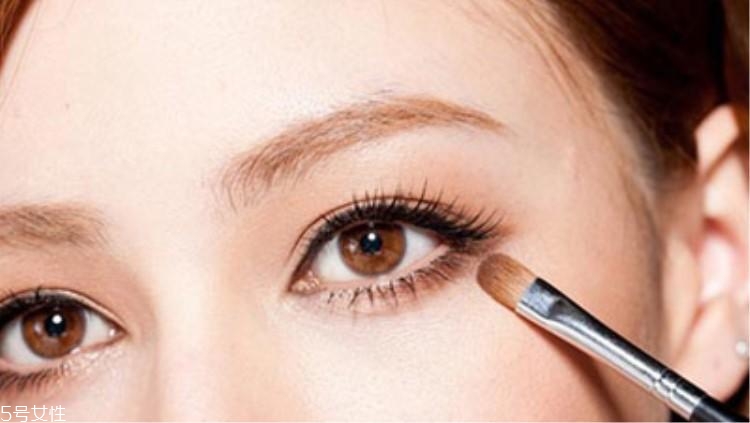 什么顏色的眼影顯白？這三種色號誰涂誰白