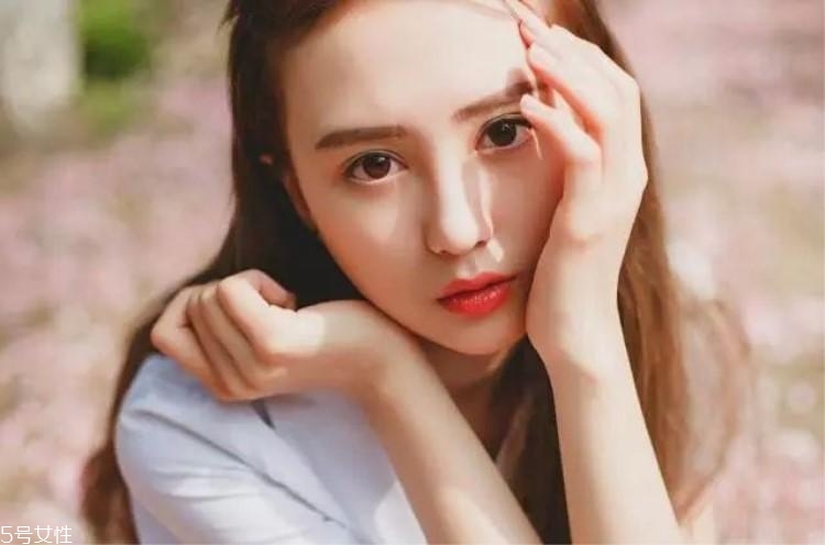 什么顏色的眼影顯白？這三種色號誰涂誰白