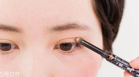 潤(rùn)唇膏能用來(lái)卸妝嗎？卸不干凈傷害皮膚