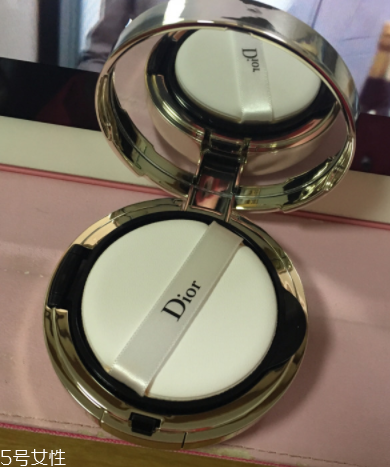 阿瑪尼和迪奧氣墊哪個好？迪奧花蜜氣墊vs阿瑪尼