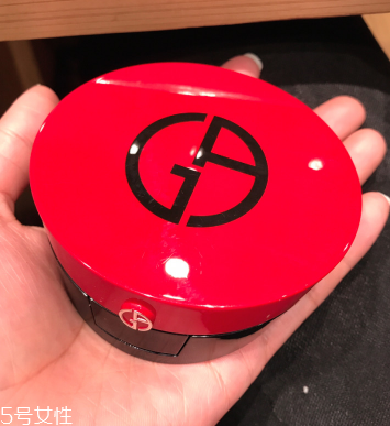 阿瑪尼和迪奧氣墊哪個好？迪奧花蜜氣墊vs阿瑪尼