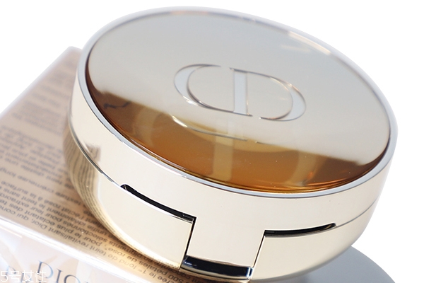 阿瑪尼和迪奧氣墊哪個(gè)好？迪奧花蜜氣墊vs阿瑪尼