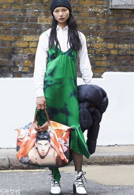 吊帶連衣裙怎么搭配？疊穿法給你帶來(lái)驚喜