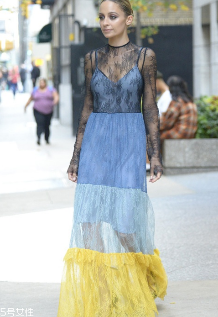 吊帶連衣裙怎么搭配？疊穿法給你帶來(lái)驚喜