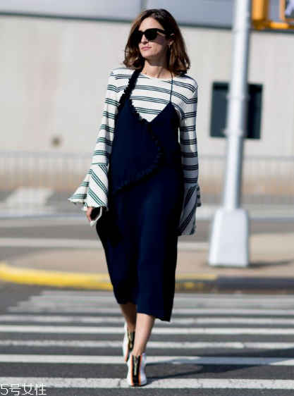 吊帶連衣裙怎么搭配？疊穿法給你帶來(lái)驚喜